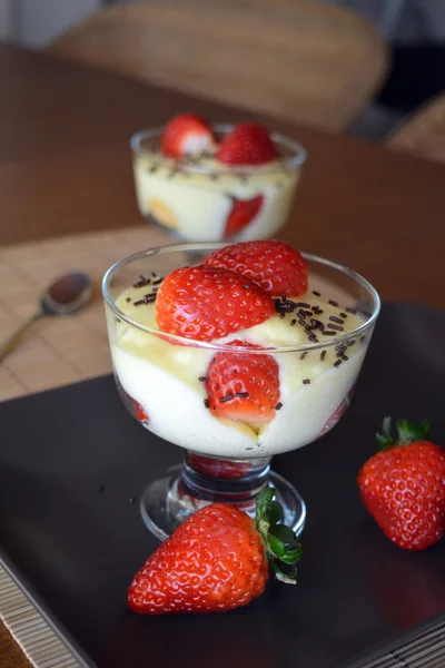 Budino alla vaniglia con fragole fresche sul tavolo di legno — Foto Stock