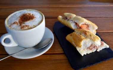 Ton balığı baget ve fincan Cappuccino