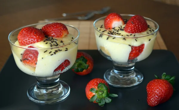 Leckeres Dessert Vanillepuding im Glas mit frischen Erdbeeren — Stockfoto