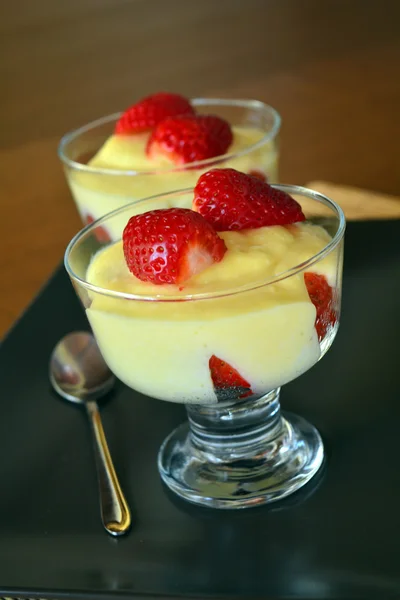 Смачний десерт ванільний пудинг у склянці зі свіжою полуницею — стокове фото