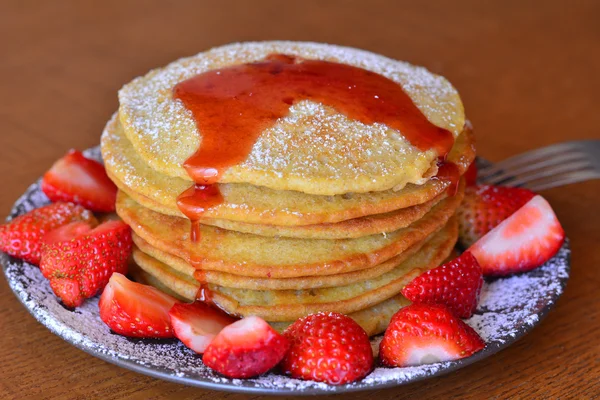 Stapel süßer hausgemachter Pfannkuchen mit Erdbeeren und Puderzucker — Stockfoto