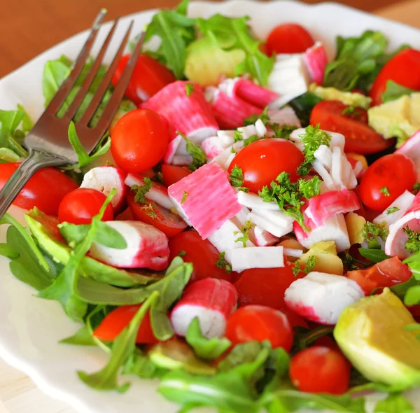 Blandade grönsakssallad med krabba pinnar och avokado — Stockfoto