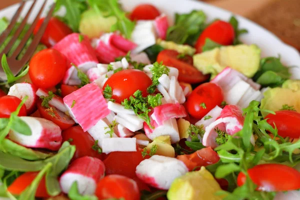 Salade de légumes mélangés avec bâtonnets de crabe et avocat — Photo