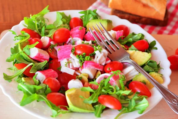 Ensalada de verduras mixtas con palitos de cangrejo y aguacate — Foto de Stock