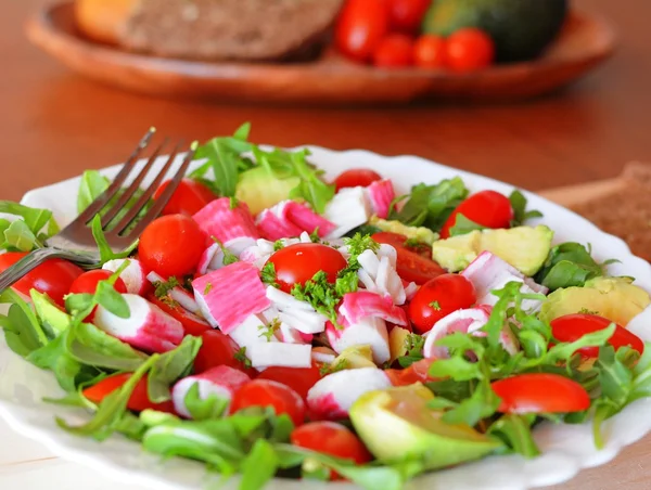 Gemischter Gemüsesalat mit Krabbenstangen und Avocado — Stockfoto