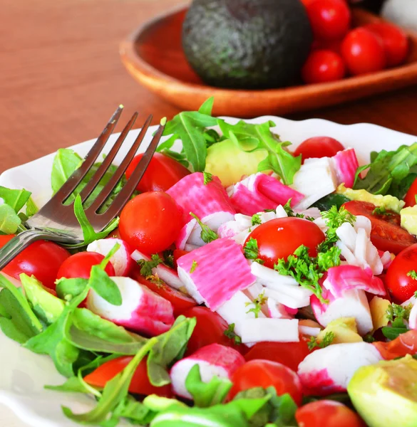 Salada de legumes mista com palitos de caranguejo e abacate — Fotografia de Stock