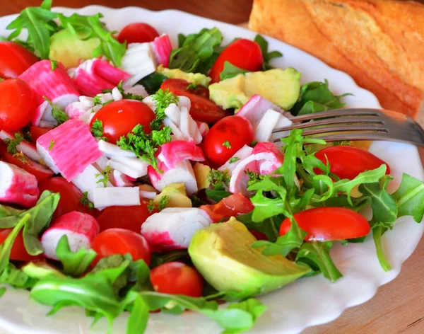 Blandade grönsakssallad med krabba pinnar och avokado — Stockfoto