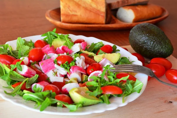 Смешанный овощной салат с крабовыми палочками и авокадо — стоковое фото