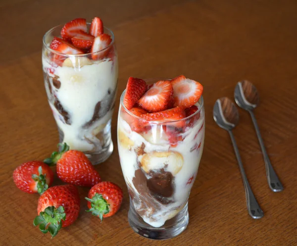 Dessvert anilla mousse with strawberry, chocolate and cookies in glass — 图库照片