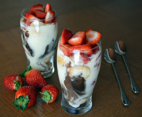 Dessert Vanillemousse mit Schokolade, Erdbeeren und Keksen im Glas — Stockfoto