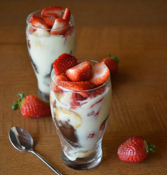 Dessert Vanillemousse mit Schokolade, Erdbeeren und Keksen im Glas — Stockfoto