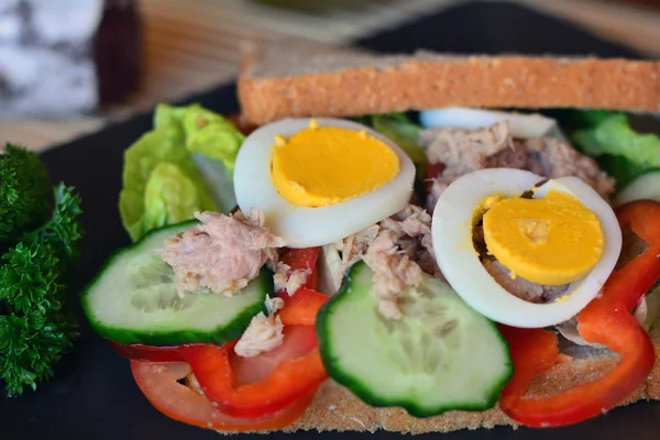 Sanduíche de pão de centeio com atum, ovos, tomate e pepino — Fotografia de Stock