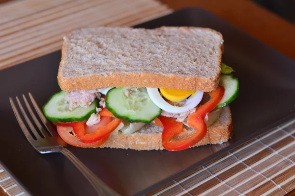 Sanduíche de pão de centeio com atum, ovos, tomate e pepino — Fotografia de Stock