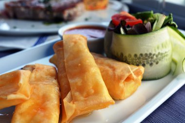 Süzme peynir ve beyaz tabakta sebze ile Pancakes