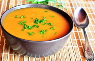 Seramik kase maydanoz ile süslenmiş krem Balkabagi çorbası