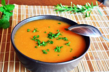 Seramik kase maydanoz ile süslenmiş krem Balkabagi çorbası