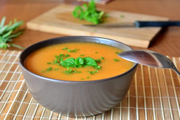 Sopa de crema de calabaza decorada con perejil en el tazón —  Fotos de Stock