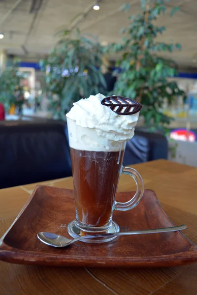 Café vienense em copo de vidro com chantilly — Fotografia de Stock