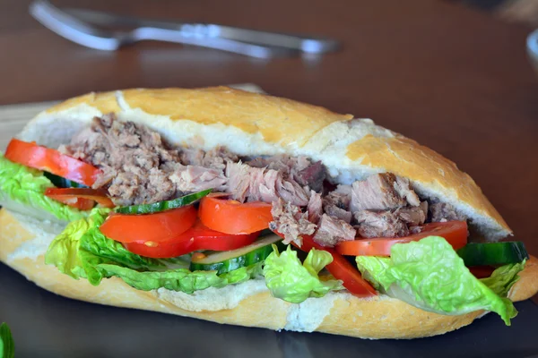 Baguette de thon aux légumes sur la plaque brune — Photo