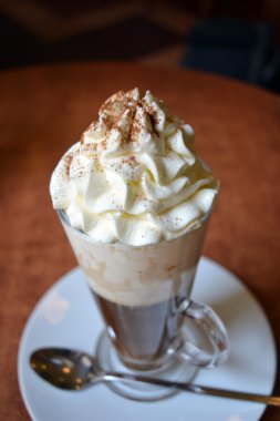 Cam bardak krem şanti ile sıcak Viyana kahve