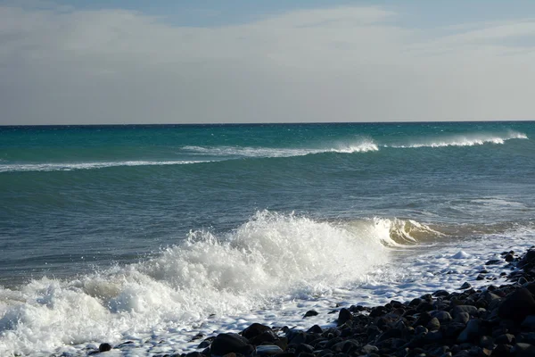 Dalga deniz sahil Costa Calma Fuerteventura, Kanarya Adaları, İspanya. — Stok fotoğraf