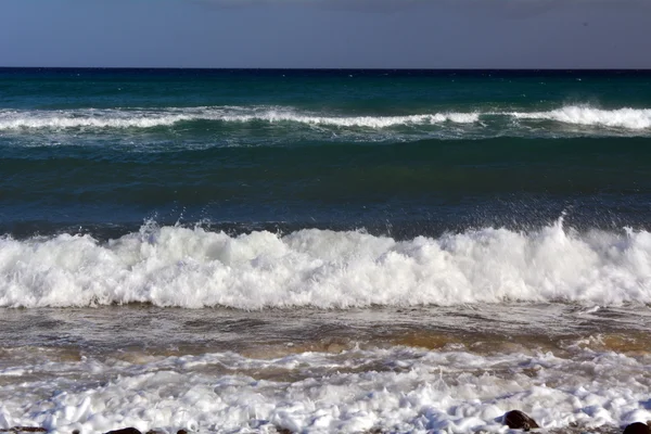 Mořská vlna na pláži Costa Calma ostrova Fuerteventura, Kanárské ostrovy, Španělsko. — Stock fotografie