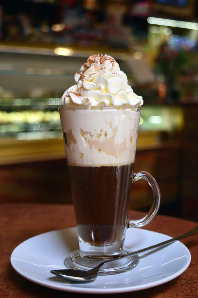Café quente vienense em copo de vidro com creme de chicoteamento — Fotografia de Stock
