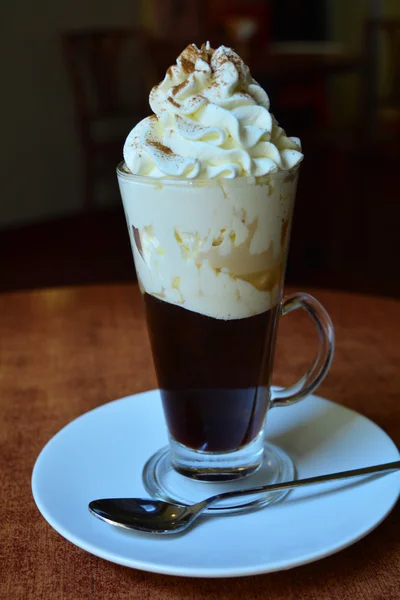 Café quente vienense em copo de vidro com creme de chicoteamento — Fotografia de Stock