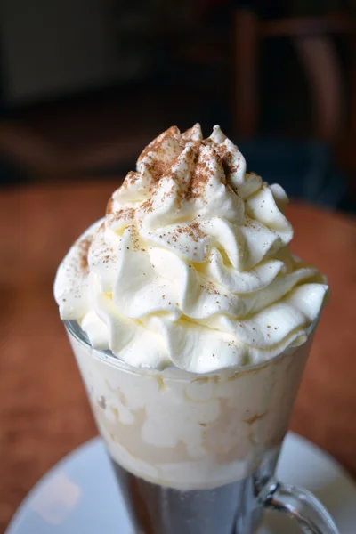 Café quente vienense em copo de vidro com creme de chicoteamento — Fotografia de Stock