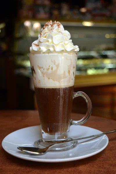 Heta wienskt kaffe i glas Cup med vispad grädde — Stockfoto