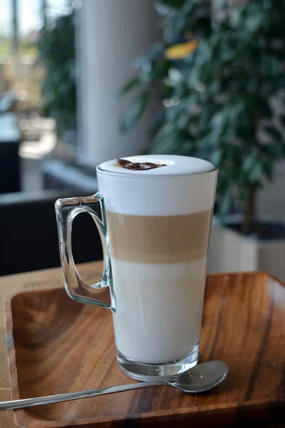 Latte Macchiato, a fából készült asztal üveg pohár — Stock Fotó