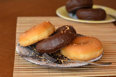 Plaka üzerinde kahverengi çikolata ile geleneksel çörek