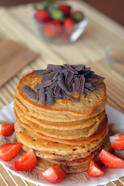 Pilha de panquecas doces com morangos e chocolate — Fotografia de Stock