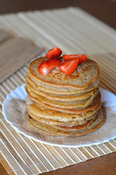 Pila de panqueques dulces con fresas y azúcar de canela — Foto de Stock