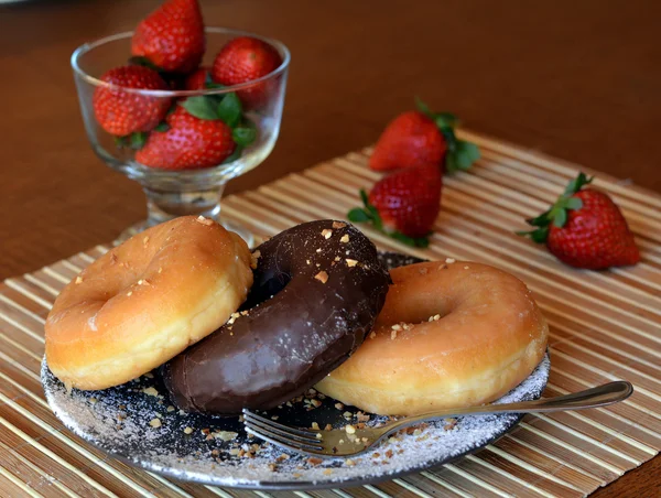 Домашние пончики со свежей клубникой и шоколадом — стоковое фото