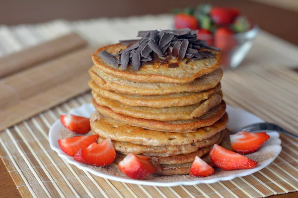 Stack of sweet pancakes with fresh strawberries and chocolate — Stock Photo, Image