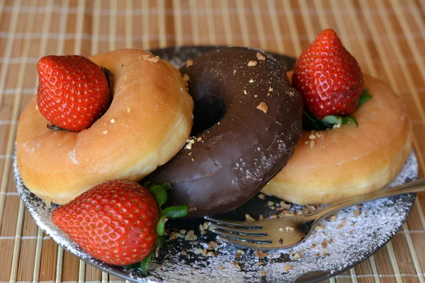 Домашние пончики со свежей клубникой и шоколадом — стоковое фото