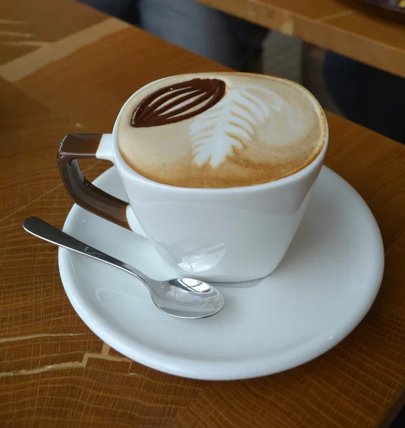 Tasse leckeren Cappuccino auf einem Holztisch — Stockfoto