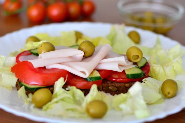 Frisches und gesundes Vollkornbrot mit Schinken und Gemüse — Stockfoto