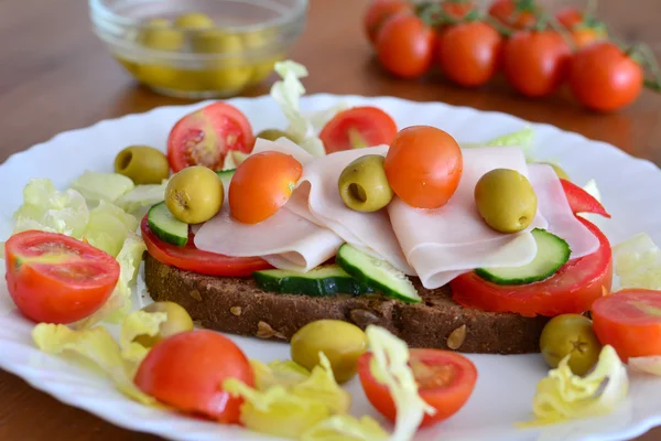 Свежий и здоровый хлеб из муки с ветчиной и овощами — стоковое фото