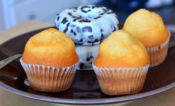 Házi készítésű muffint és fánk a lemez — Stock Fotó