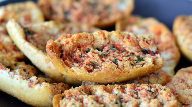 Bruschetta ekmek domates ve kekik bir plaka üzerinde. Portre çekimi.