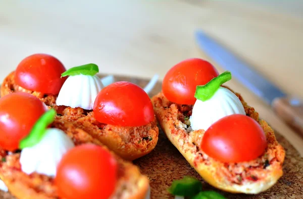 Bruschetta con orégano, tomate y mozzarella. Primer plano. . — Foto de Stock