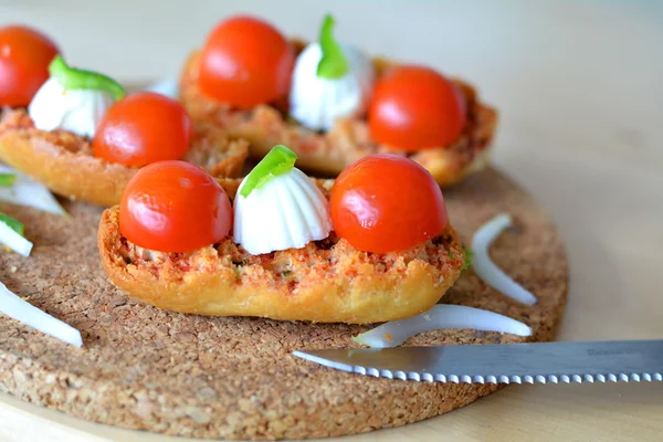 Bruschetta s oreganem, rajčaty a mozzarellou. Closeup. — Stock fotografie