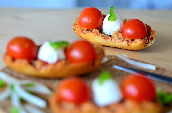 Bruschetta con orégano, tomate y mozzarella. Primer plano. . — Foto de Stock