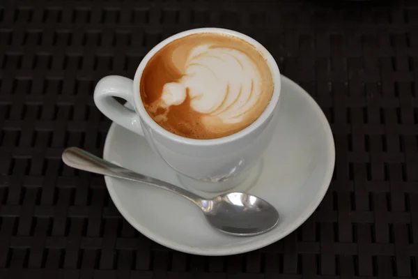 Köstlicher schäumender Cappuccino auf schwarzem Hintergrund — Stockfoto