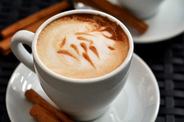 Tazza di delizioso cappuccino schiumoso sullo sfondo nero — Foto Stock