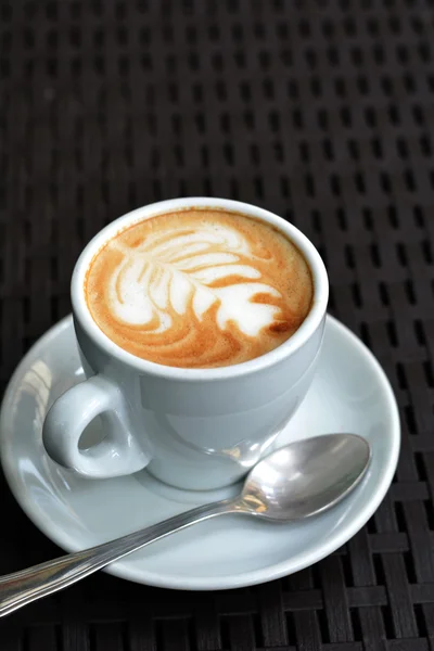 Weiße Tasse schäumenden Cappuccino auf schwarzem Hintergrund — Stockfoto