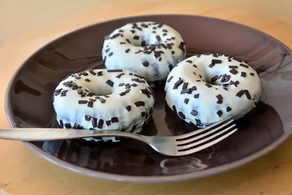 Домашние пончики с шоколадом на тарелке — стоковое фото