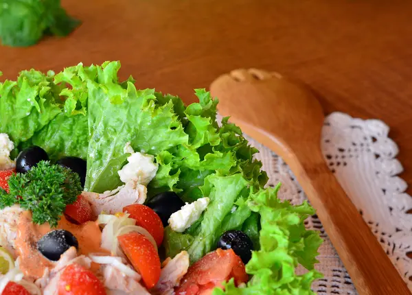 Ensalada de verduras frescas mezcladas con carne de pollo — Foto de Stock